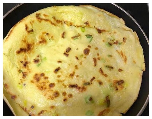 这饼咸香诱人，手不沾面就做好，饼皮焦脆，饼心松软，隔几天就馋