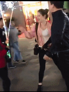 |搞笑GIF:一张图告诉你 全班就我一个男生有多开心