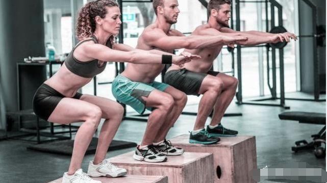 骨骼|深蹲只适合年轻人练习?关键注意以下几点,年龄大也能轻松应对