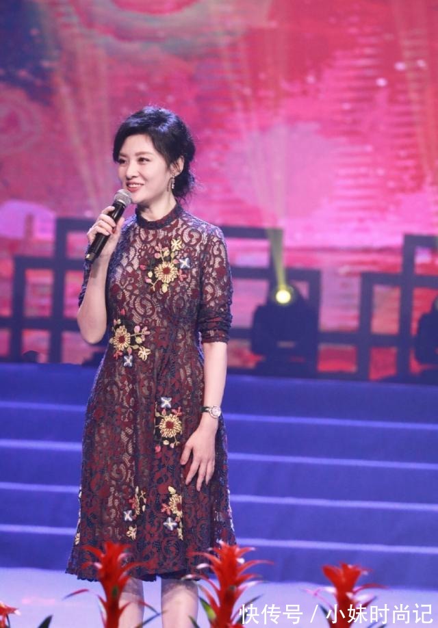 连衣裙 著名主持人“周涛”真会穿!深红色镂空连衣裙搭配扎发,优雅大气