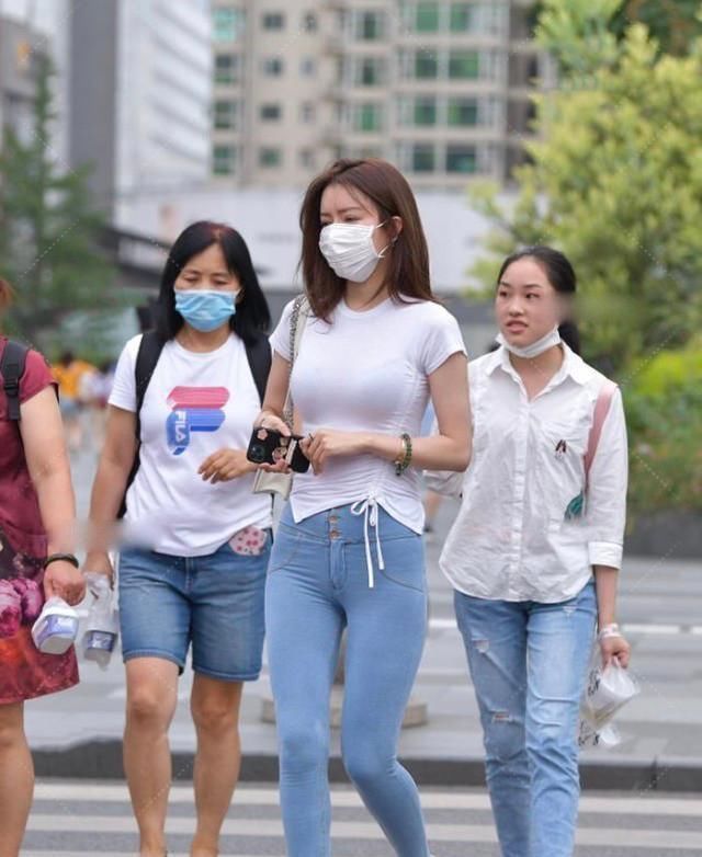 街拍美女合集简约风格颇具正式感,优雅又显身材