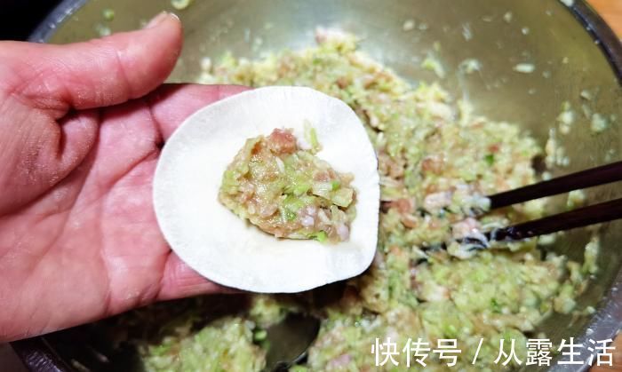 冬天，萝卜白菜靠边站，用它包饺子，鲜嫩多汁营养高，家人都爱吃