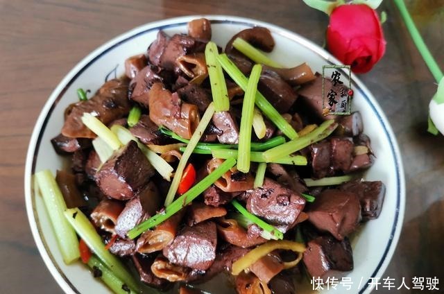 晒两口子的极简午餐,两菜一汤两小菜,网友很精致,比吃外卖强