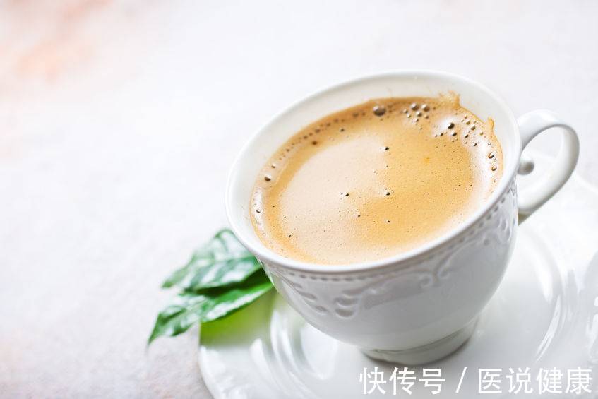 关节|小伙经常喝奶茶，尿酸达到643？避免痛风，这4类食物同样也得忌口