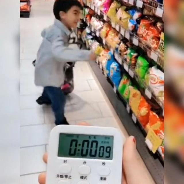 孩子|小男孩考高分被奖励“随意购物”30秒火了,网友:争分夺秒挑零食