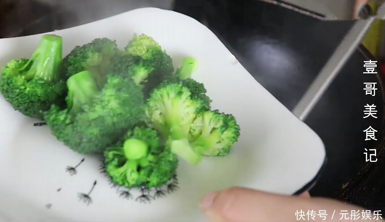 肉末|西兰花里加5个鸡蛋，教你新做法，出锅就扫光，营养解馋比肉还香