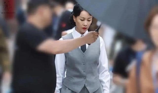 拍摄 新综艺《萌探探探案》,孙红雷和空气飙戏,再现余则成经典造型