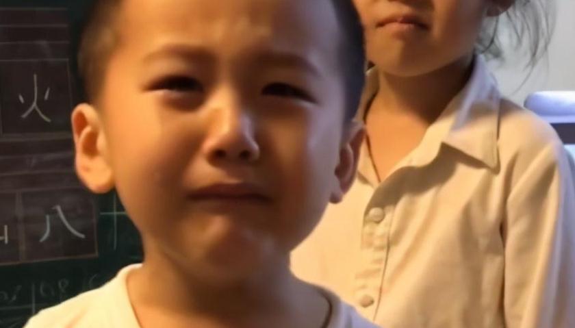 告状|弟弟被姐姐打哭,一边告状一边护着姐姐,画面太暖感动众人