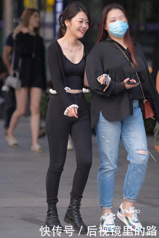 气质出众|花边短款针织衬衫搭配高腰黑色牛仔裤,精致迷人,气质出众