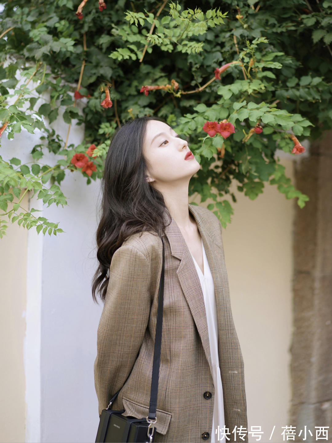 西装|奔三奔四的女人,秋天多穿西装外套,搭配连衣裙、半身裙都很高级