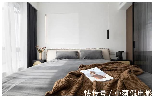 水泥|89㎡舒适两居，装修巧用「百叶窗+玻璃砖」，高级又通透！