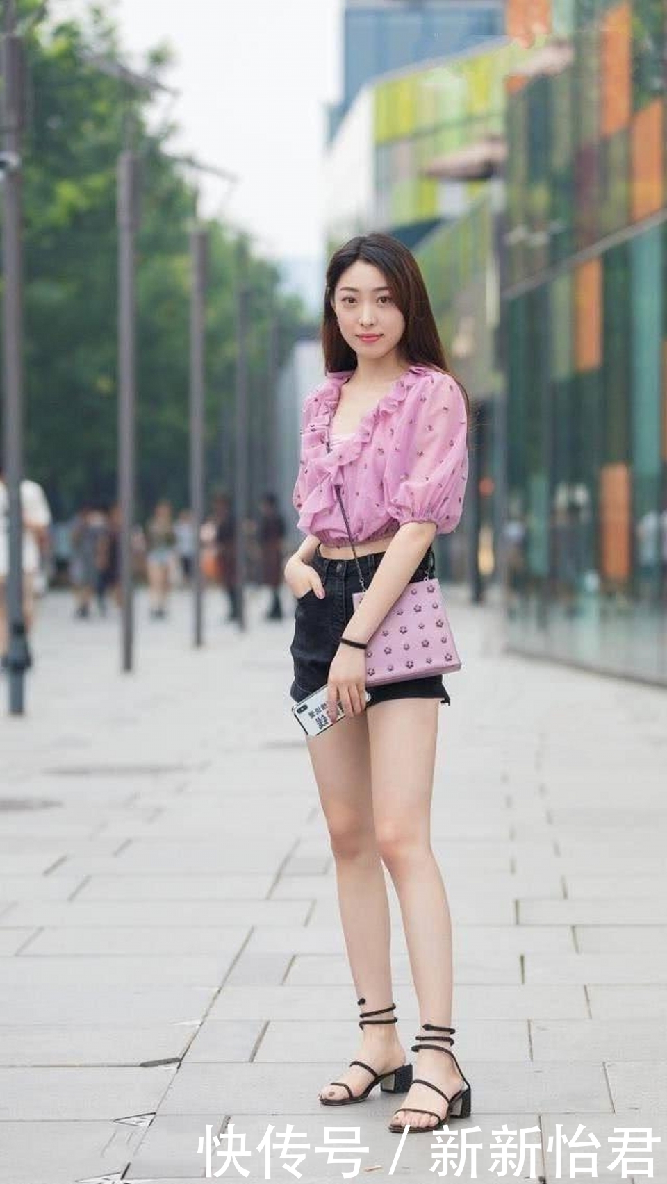 路人街拍,简洁的瑜伽裤搭配清爽的短袖,美丽又大气