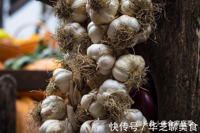 大蒜|今天才知道,保存大蒜这么简单,一年不发芽,还能做出如此美味