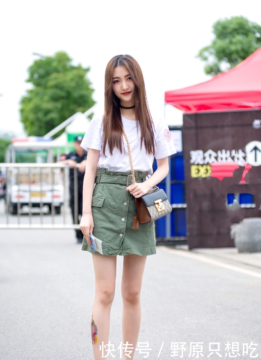 美女|街拍:美女黑色休闲衬衣搭配绿色牛仔热裤,气质超好!