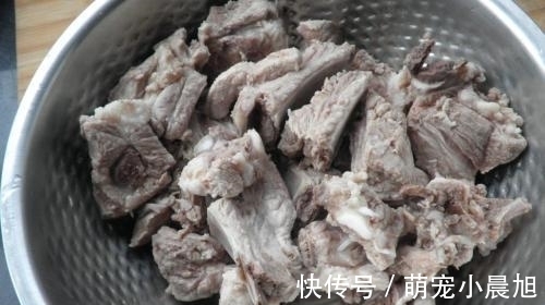 排骨|为啥排骨焯水后变得又腥又柴?看完大厨做法才明白,原来用错水了