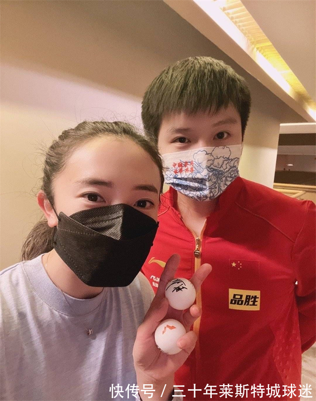 东哥|韩国美女师姐妹追星樊振东!华裔美女眼里放光,抢着找小胖配混双