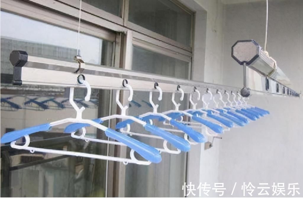 晾晒|越来越多人阳台这样装晾衣杆,太聪明了,节省地方又好看