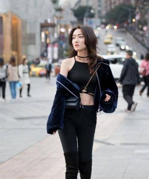 街拍:图4小姐姐微胖迷人的好身材,走在街头吸睛无数,很迷人