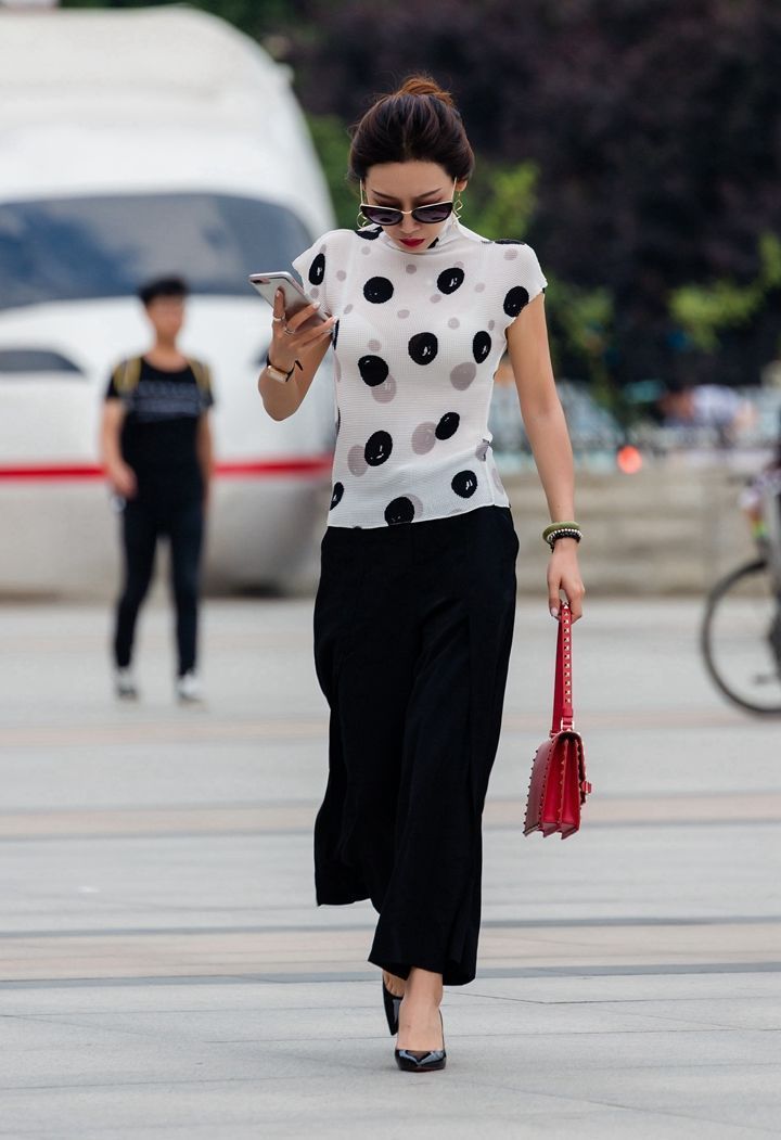 街拍：温柔可人的小美女，身穿吊带连衣裙，时尚清新靓丽