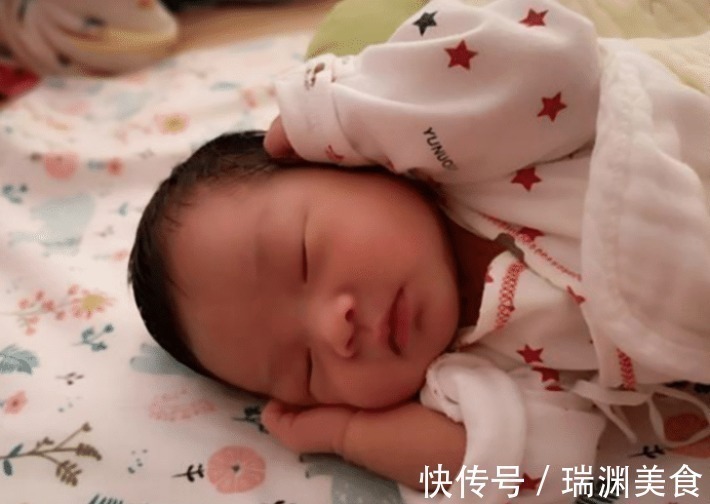 头部|宝宝睡觉时发生这3种“现象”，说明宝宝该枕枕头了，家长需留意