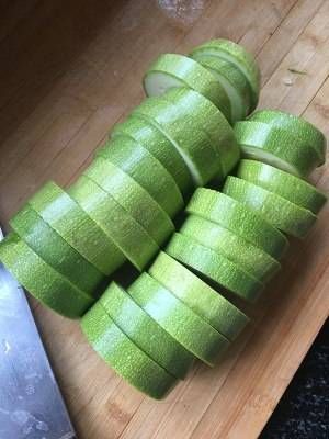 比肉好吃的素菜菜谱，香煎西葫芦，简单美味营养，超下饭，吃不够