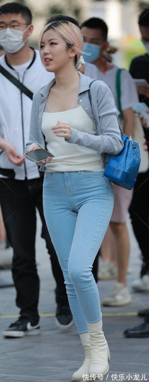 瑜伽裤 女生们都应该拥有一件吊带瑜伽裤，个性靓丽又显身材，搭配容易