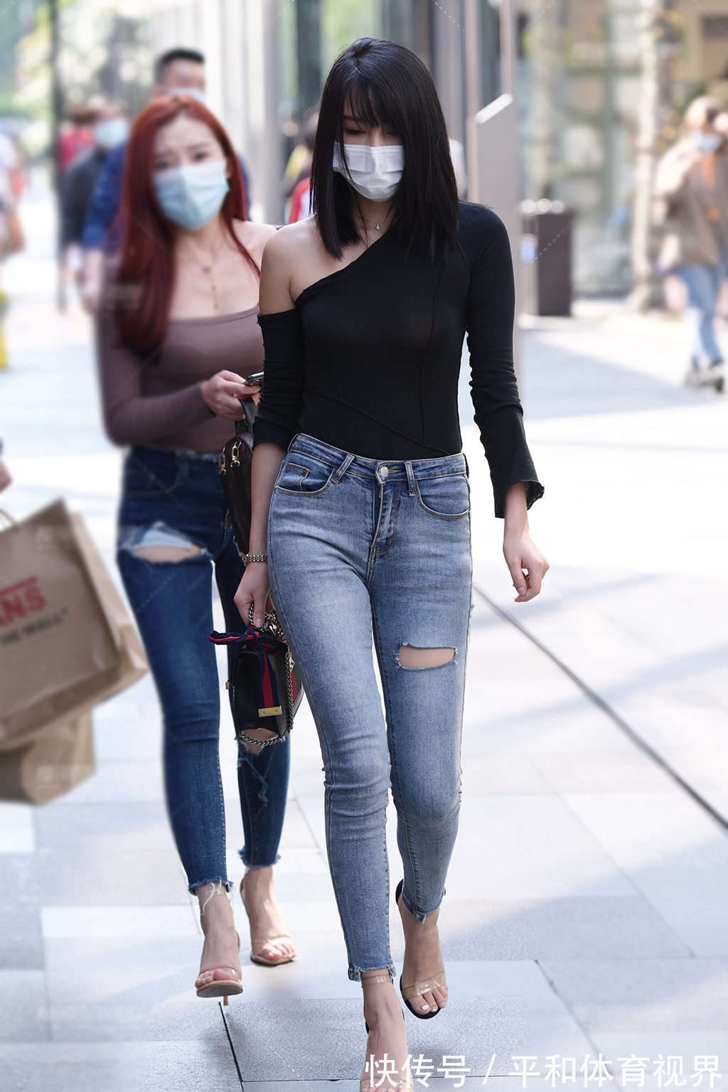 小姐姐 初秋个性的穿搭,打底衫配破洞紧身牛仔裤,简约修身又时尚美丽