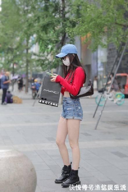 半个月|街拍:如何把热裤穿得更时髦,15套潮人街拍,半个月穿搭都不重样