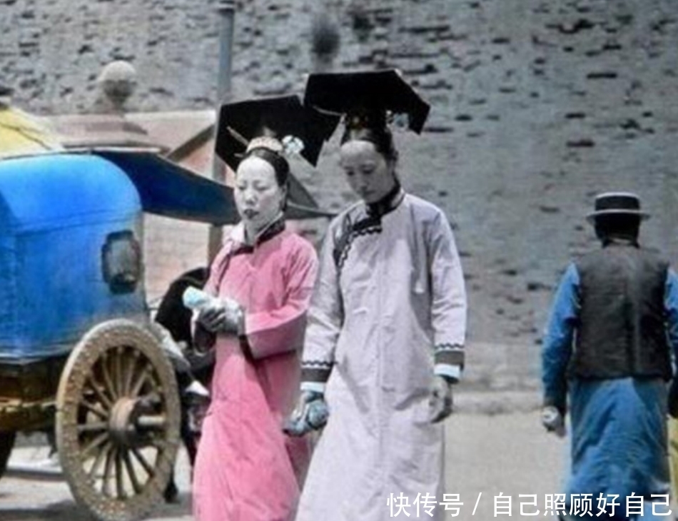 宫女|1893年清朝彩照：紫禁城里的美丽宫女，华衣锦服的清秀僧人！