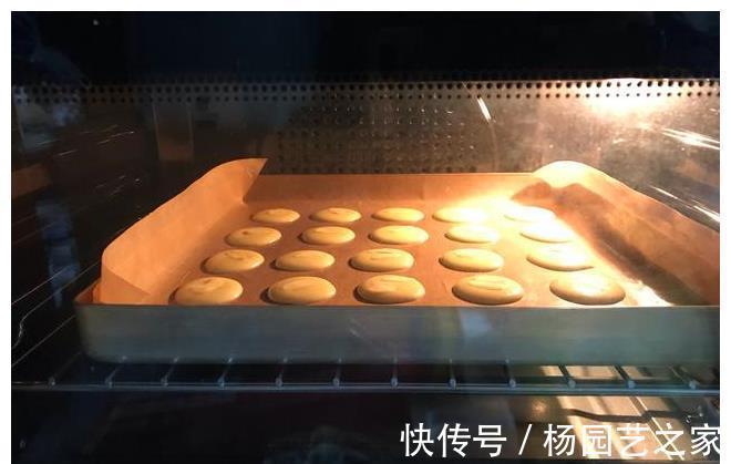 黄油|2个蛋清加1勺面粉,不用打发拌匀就能烤,一口一个嘎嘣脆,太香