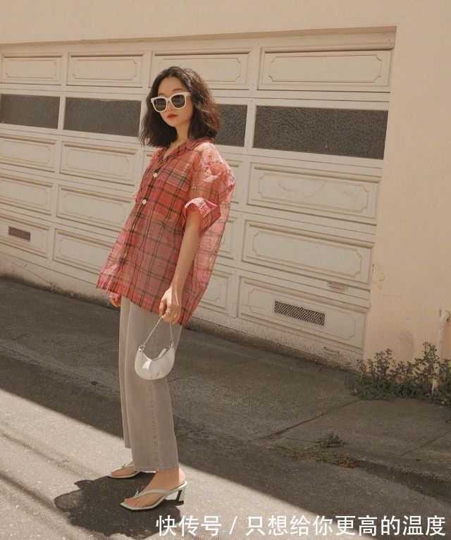 美女|街拍美女：边走边拍小姐姐，简单穿搭休闲清爽，人生处处是风景