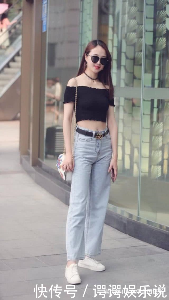 路人街拍，小姐姐休闲牛仔裤搭配黑色一字肩，街头风十足