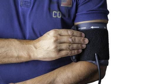 降压穴|默默讲穴位之曲池穴,它是人体自带的降压穴,人到中年要多揉一揉