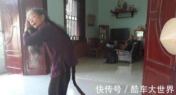 nghien|81岁老奶奶长达22年不剪头发,头发长3米,网友像屎棍!