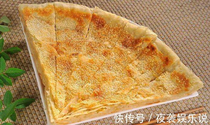 烙饼时,别用凉水,用葱花和面,软香多层,比北方大妈做的还好吃