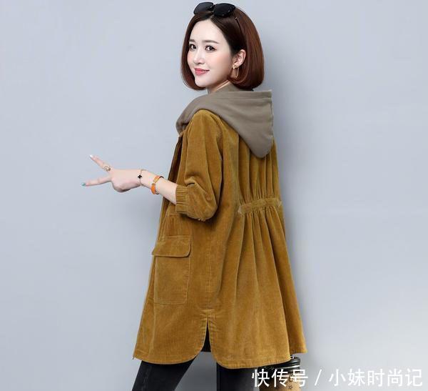 减龄|天冷,别再穿针织衫了,今秋流行的“英伦大衣”,温柔减龄提气质