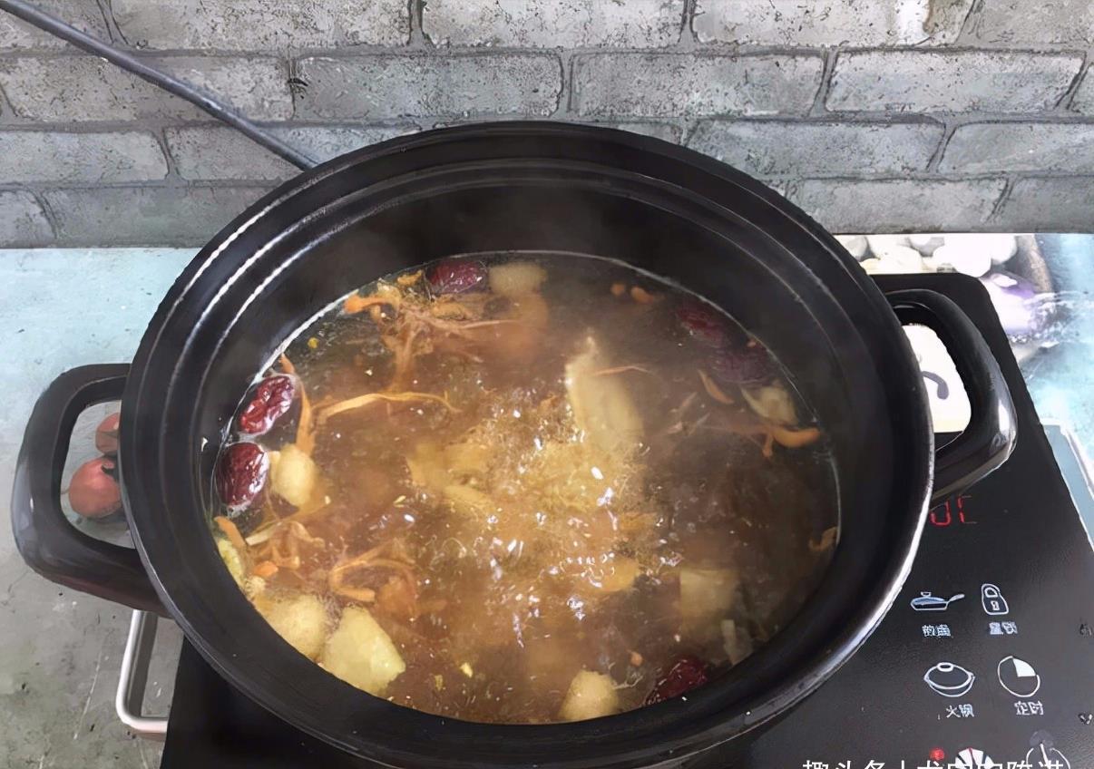 桂圆干|入秋宜温补,煮鸡汤加一点它,汤鲜味美补气血,女人多喝气色好