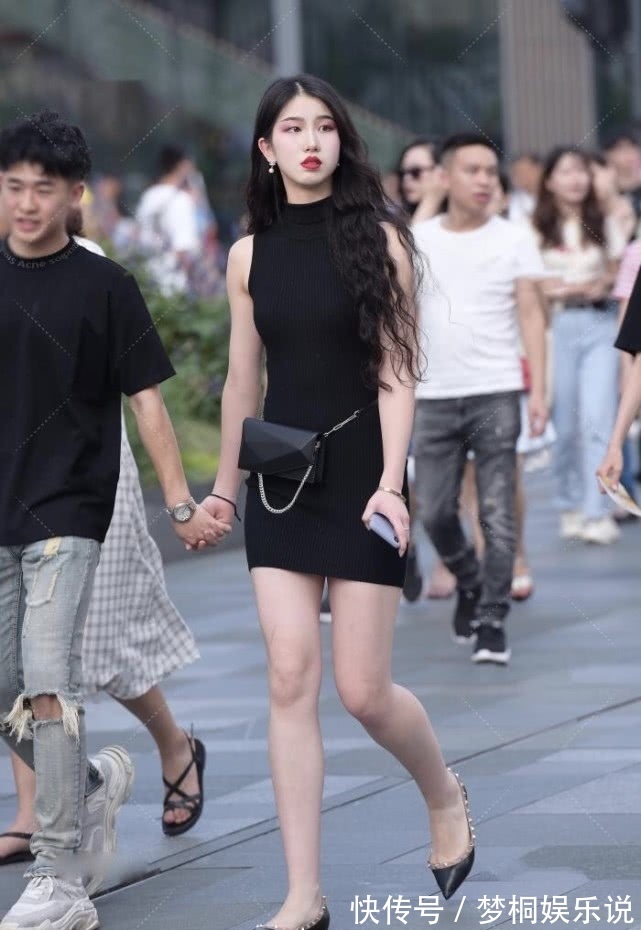 靠近|精致的妆容搭配连衣短裙,黑色系穿搭高雅有气质,一般人不敢靠近
