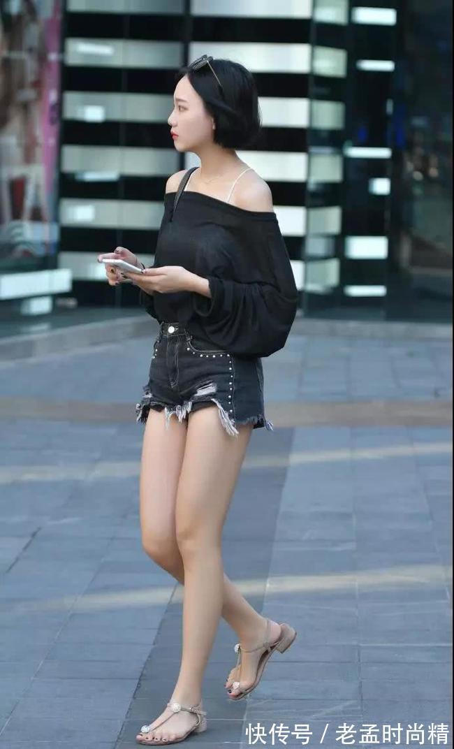 穿搭 气质短发小姐姐一字漏肩装大秀锁骨,流苏牛仔短裤美的冒泡