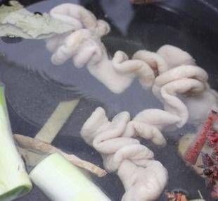 别再直接炒肥肠了,记住这两点,炒出来的肥肠又香又嫩