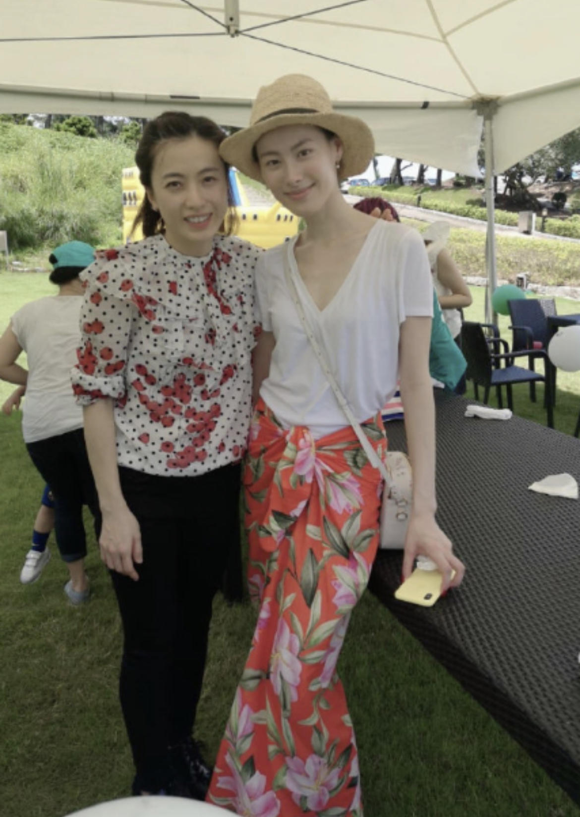 甘比|甘比这次穿对了，身穿一袭黑白色蕾丝拼接连衣裙亮相，优雅又大气