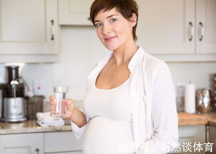 十个月|孕期在这四个时间段喝水，羊水会更“清澈”，对胎儿发育好处多