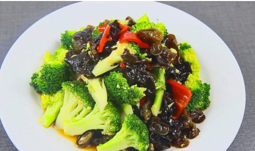 黑木耳|西兰花拌黑木耳,厨师长分享凉拌菜技巧,清淡少油,家常实用