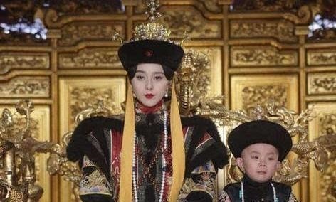 故宫|溥仪来到故宫玩耍，突然有人跪下喊皇上万岁，溥仪10字化解尴尬！