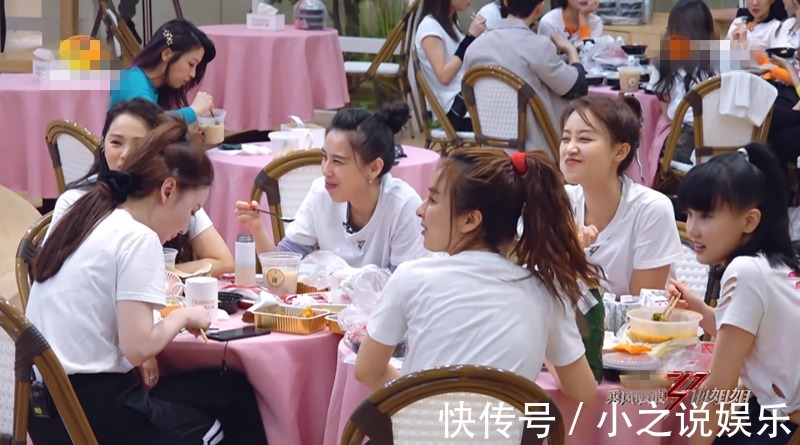 《乘风破浪》里最没存在感姐姐，独自一桌吃饭，连吴昕都不认识她