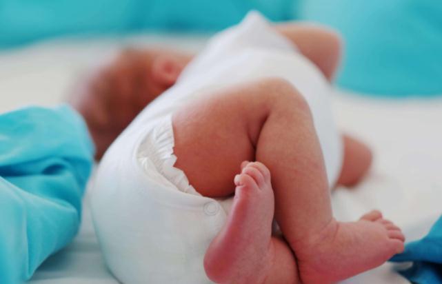 宝宝|养护新生儿宝宝坑太多,10个“带娃禁忌”家长要了解,别做错坑娃