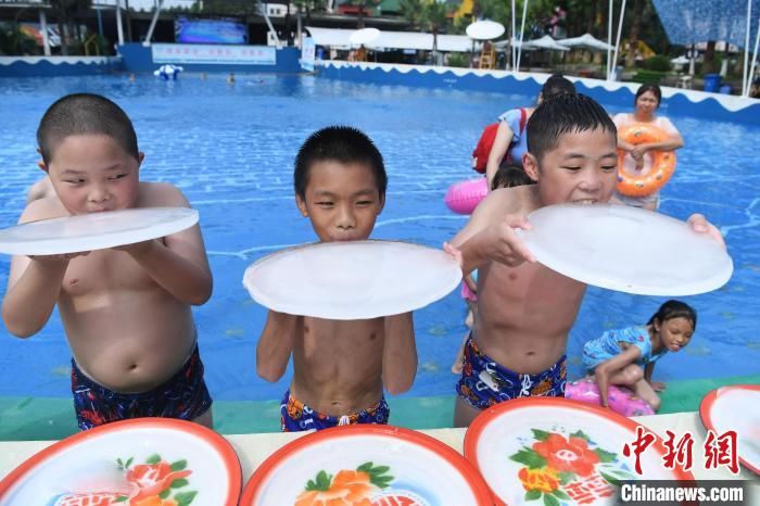 陳超|重慶民眾“冰吻” 挑戰(zhàn)迎小暑