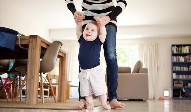 辅食|一岁前是孩子飞速成长期,四件事是拔苗助长,家长别急着让娃做
