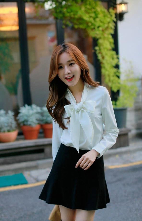 裸色|飘逸长发的小美女,身穿黑色抹胸上衣,显得十分的优雅