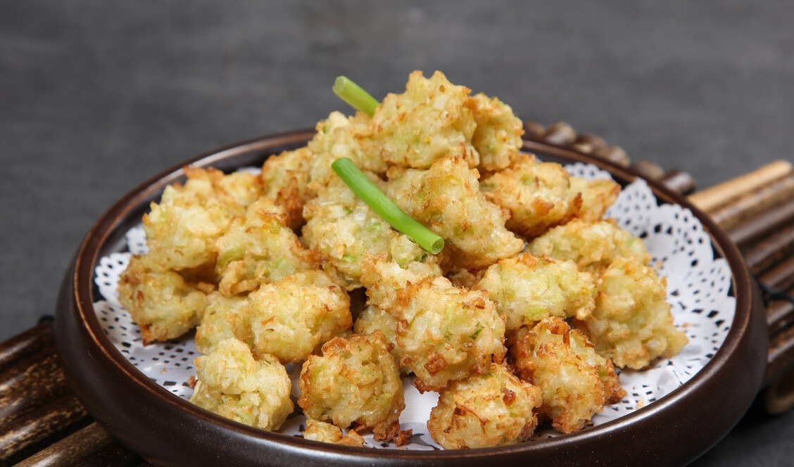 炸萝卜丸子,别再放面粉了,多加这2味料,金黄酥脆,凉了也不硬